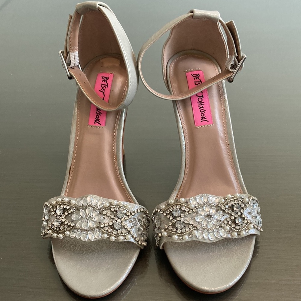 Women’s Silver Grey Size 5.5 Sandals Heels